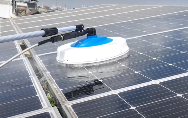 vệ sinh tâm pin năng lượng mặt trời bằng nước